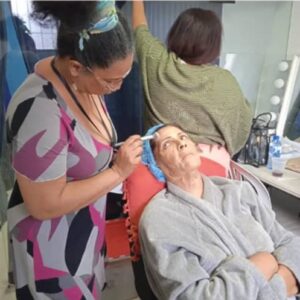 Maquillando a la reconocida actriz dominicana Lumy Lizardo.