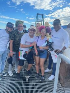 Gedler con el equipo de maquilladores y el estadounidense, Adrian Grünberg (claqueta) director de "The Black Demon" rodada en Lantica Studios de República Dominicana.