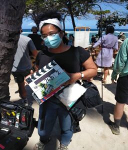 Gedler con la claqueta de Shotgun Wedding estelarizada por Jennifer Lopez y Josh Duhamel en Santo Domingo, República Dominicana.